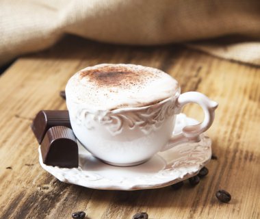 Cappuccino ve krem şanti ile Vintage kahve fincanı