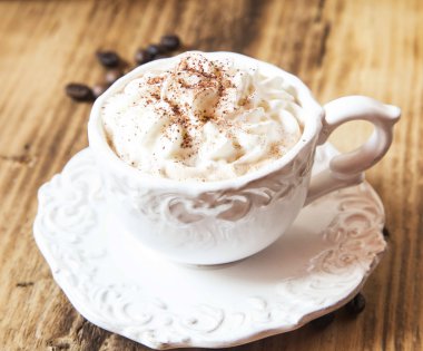 Cappuccino ve krem şanti ile Vintage kahve fincanı