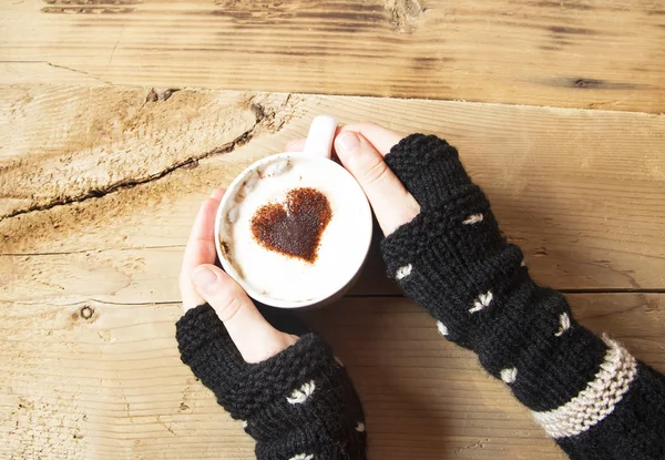 Copo Cappuccino em forma de coração com creme de chicoteamento — Fotografia de Stock