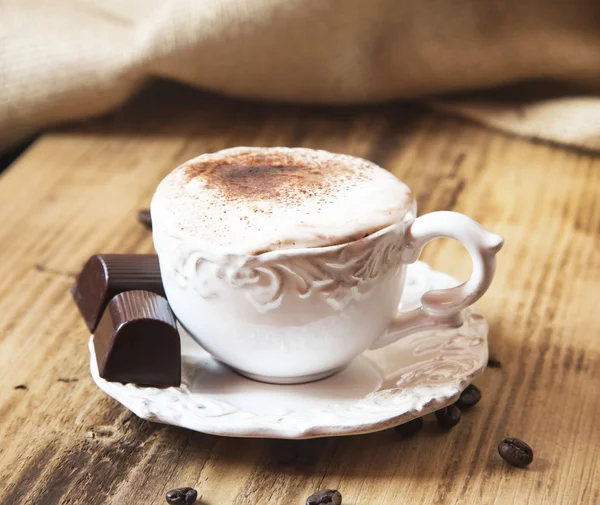 Coupe à café vintage avec cappuccino et crème fouettée — Photo