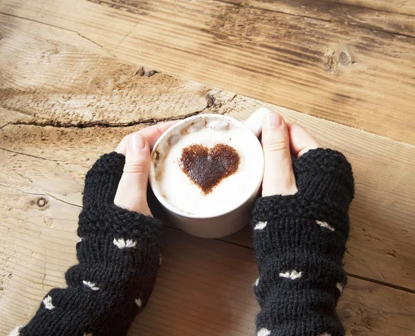 Copo Cappuccino em forma de coração com creme de chicoteamento — Fotografia de Stock