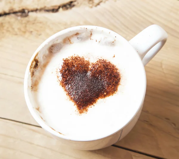 Copo Cappuccino em forma de coração com creme de chicoteamento — Fotografia de Stock
