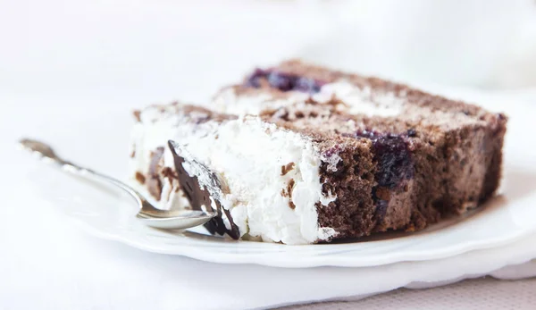 Cocoa and Whipped Cream Cake — Stock Photo, Image