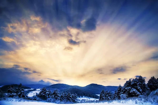 Rayons de soleil avec ciel dramatique.Paysage hivernal — Photo