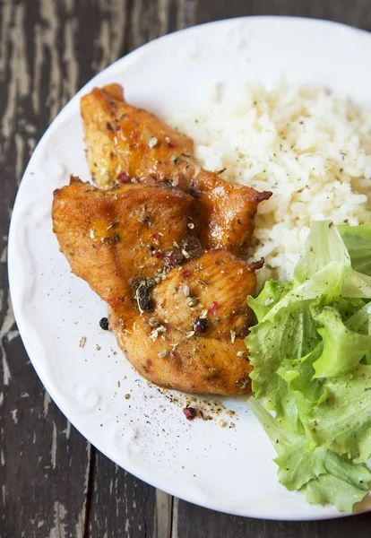 Spicy Roasted Chicken Breast with Rice and Lettuce — Stock Photo, Image