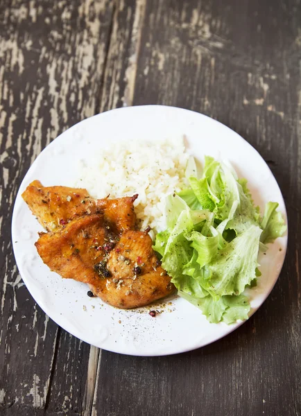 Pittige gegrilde kippenborst met rijst en sla — Stockfoto