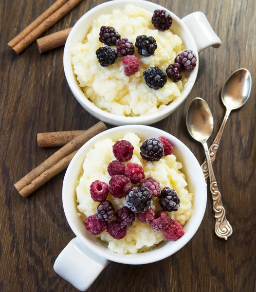 Budino di riso con frutti di bosco — Foto Stock