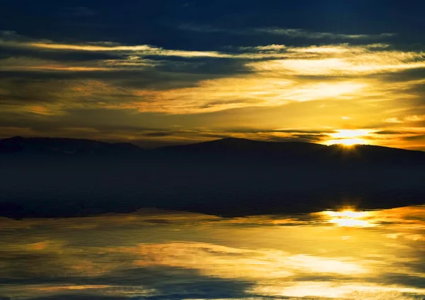 Calmo paisagem dramática.Pôr do sol cores Lago Reflexão — Fotografia de Stock