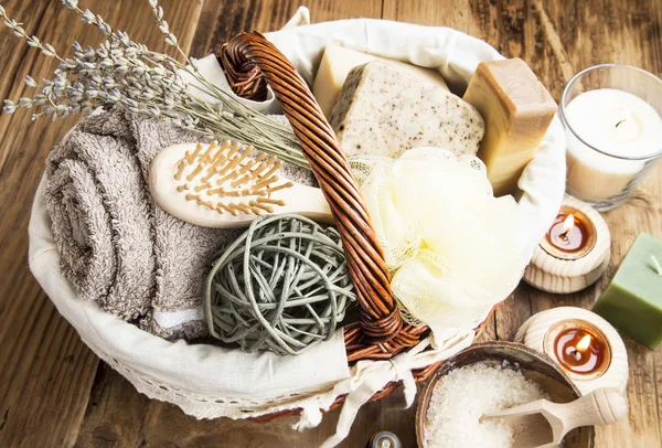 Productos para el cuidado del cuerpo en una cesta de mimbre —  Fotos de Stock
