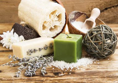 Spa ve sağlıklı yaşam ayarı Candl yanma ile ahşap arka plan üzerinde