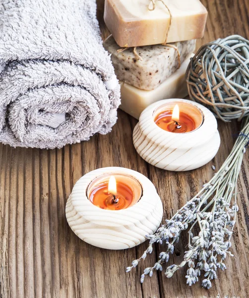 Ajuste de spa y bienestar con velas encendidas y lavanda Bouqu —  Fotos de Stock