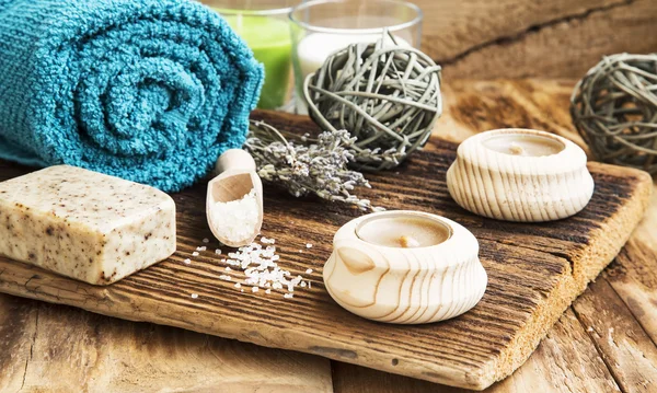 Spa och Wellness inställningen på trä bakgrund med handduk, Candle — Stockfoto