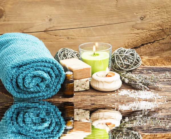Lázně a Wellness nastavení vody odraz s ručníky, svíčka, Na — Stock fotografie