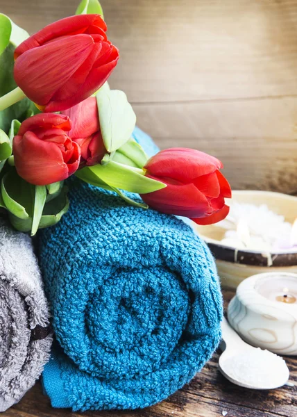 Spa Setting with Red Tulips and Soft Cotton Towels — Stock Photo, Image