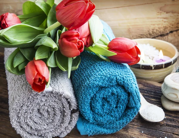 Ajuste de spa con tulipanes rojos y toallas de algodón suave — Foto de Stock