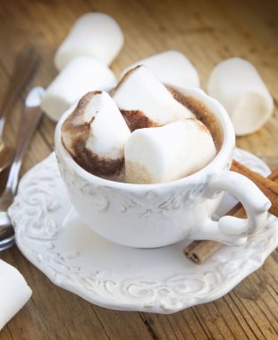 Marshmallow ile sıcak çikolata Kupası
