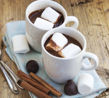 Marshmallow ile sıcak çikolata bardak