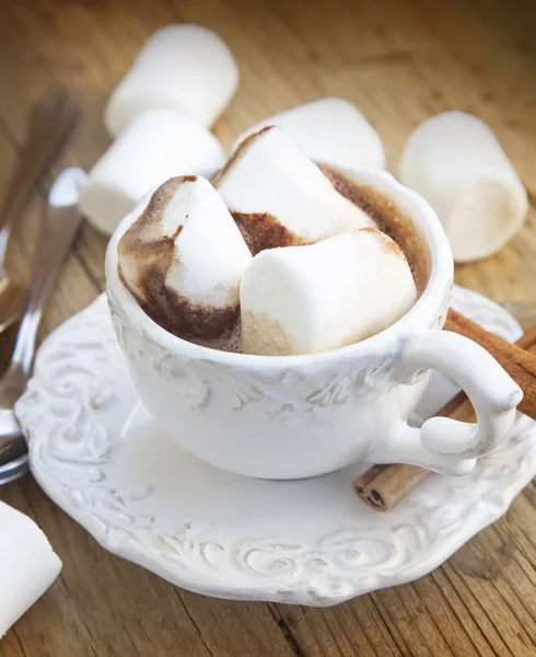 Copa de chocolate caliente con malvaviscos — Foto de Stock