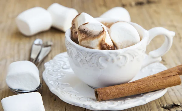 Tasse de chocolat chaud avec guimauves — Photo