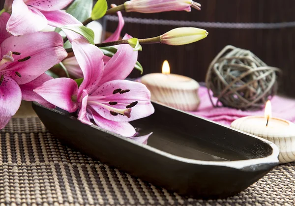 Wellness-Umgebung mit Lilien und Wasser-Holzschale — Stockfoto