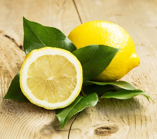 Healthy Lemon Fruit with Leaves — Stock Photo, Image