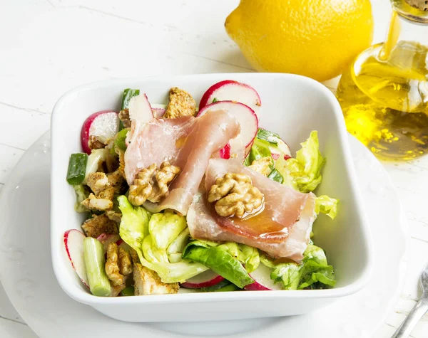 Healthy Salad with Ham and Walnuts — Stock Photo, Image