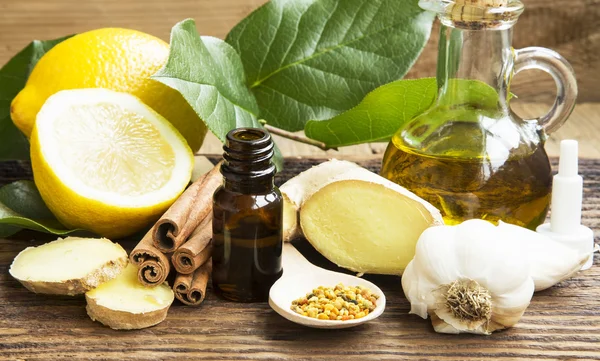 Medicina alternativa con aglio, zenzero e olio di limone — Foto Stock