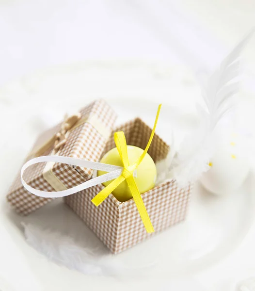Ovos de Páscoa em uma caixa de presente — Fotografia de Stock