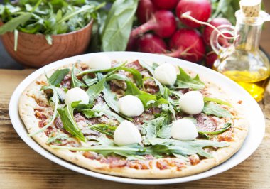 Pizza salam Mozarella ve Rucola ile