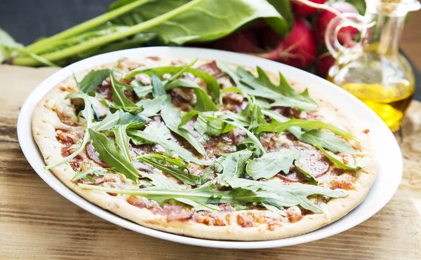 Salame de pizza com rucola — Fotografia de Stock