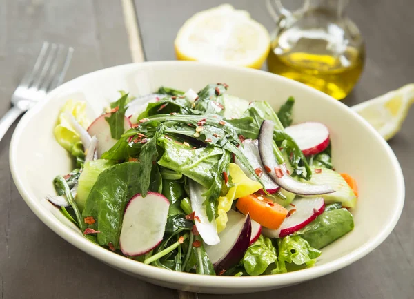 Salade de légumes de printemps bio frais avec flocons de piment — Photo