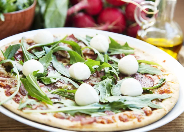 Salame de pizza com Mozarella e Rucola — Fotografia de Stock