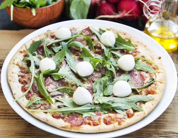 Salame de pizza com Mozarella e Rucola — Fotografia de Stock