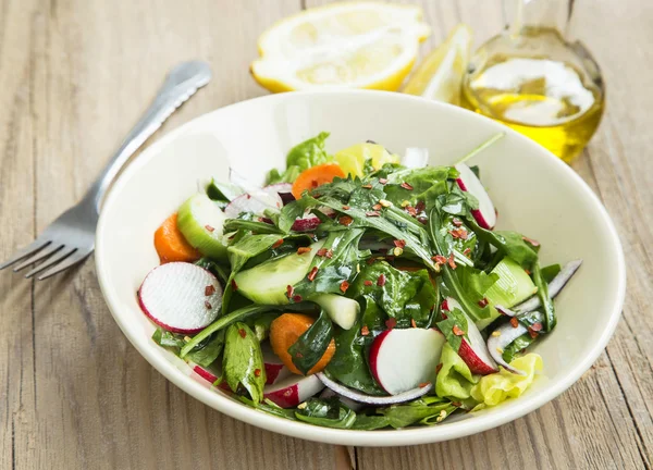 Ensalada de verduras de primavera orgánica fresca con copos de chile —  Fotos de Stock