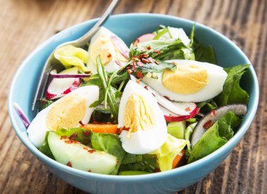 Haşlanmış yumurta ve biber pul ile sağlıklı sebze salatası