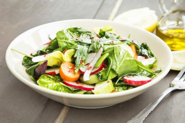 Sebze taze organik marul, turp, havuç salatası