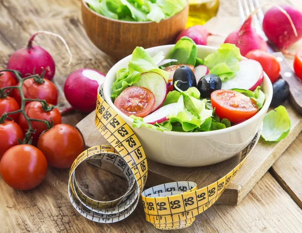 メジャー Tape.Healthy ダイエットと野菜サラダ — ストック写真