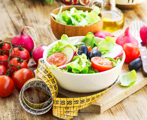 Zdravá zelenina salát s konceptem Tape.Diet opatření — Stock fotografie