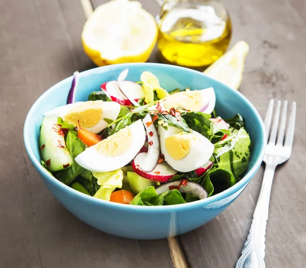 Ensalada de verduras saludables con huevos hervidos y copos de chile —  Fotos de Stock