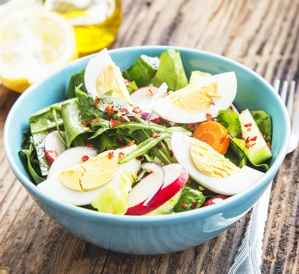 Ensalada de verduras saludables con huevos hervidos y copos de chile —  Fotos de Stock