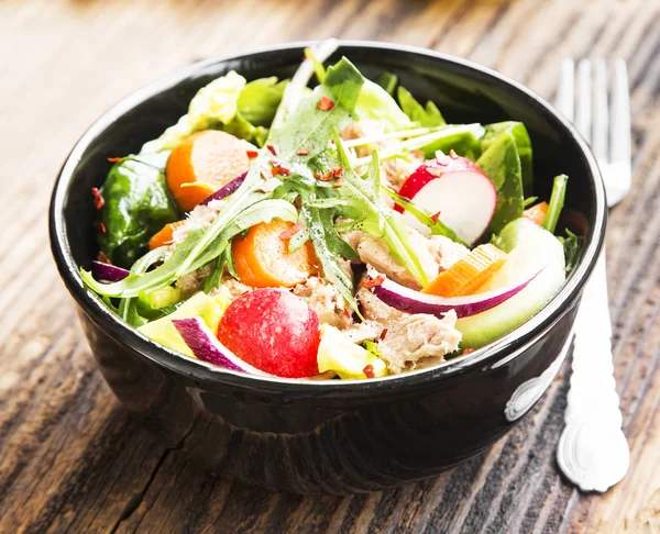 Thunfischsalat mit Gemüse — Stockfoto