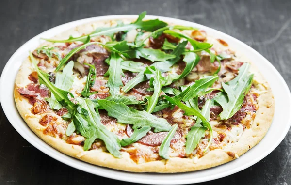 Pizza com folhas frescas de Arugula — Fotografia de Stock