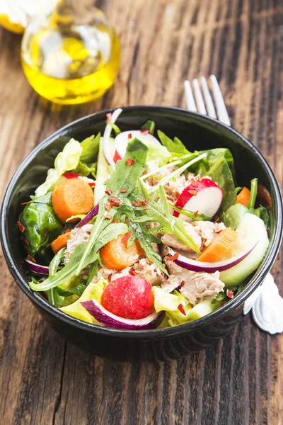 Thunfischsalat mit Gemüse — Stockfoto