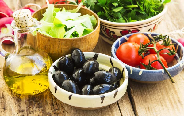 Azeitonas orgânicas frescas, verdes, rabanete e tomate cereja em tigela — Fotografia de Stock