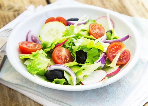 Gemüsesalatgericht mit frischem Bio-Salat, Tomaten, Oliven — Stockfoto