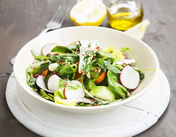 Grönsaker sallad skålen med färska ekologiska sallad, rädisor, morötter — Stockfoto