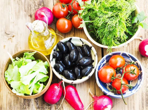 그릇에 체리 토마토, 무, 녹색, 신선한 유기농 올리브 — 스톡 사진
