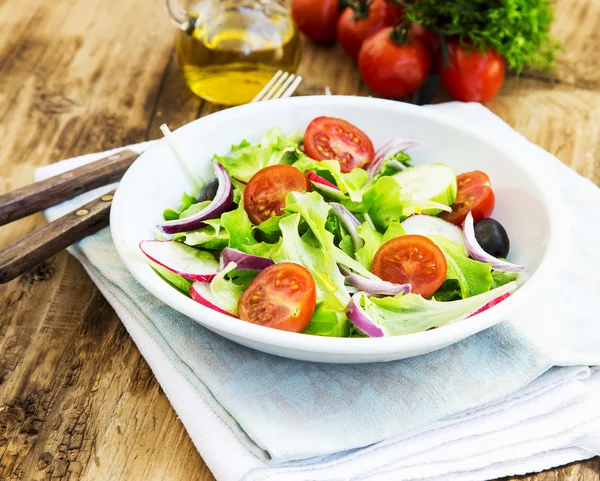 Prato de salada de legumes com alface orgânica fresca, tomates, azeitonas — Fotografia de Stock