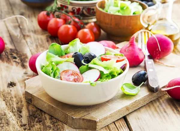 Πιάτο σαλάτα λαχανικών με φρέσκα βιολογικά μαρούλια, ντομάτες, ελιές — Φωτογραφία Αρχείου