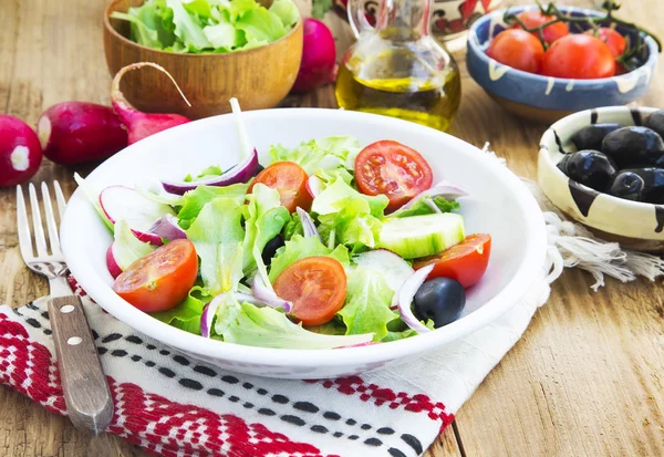 Πιάτο σαλάτα λαχανικών με φρέσκα βιολογικά μαρούλια, ντομάτες, ελιές — Φωτογραφία Αρχείου
